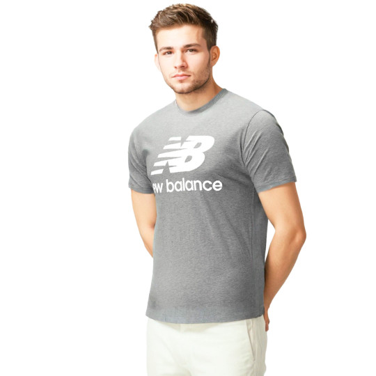 Jersey New Balance Essentials Stacked Logo Grey - Fútbol Emotion