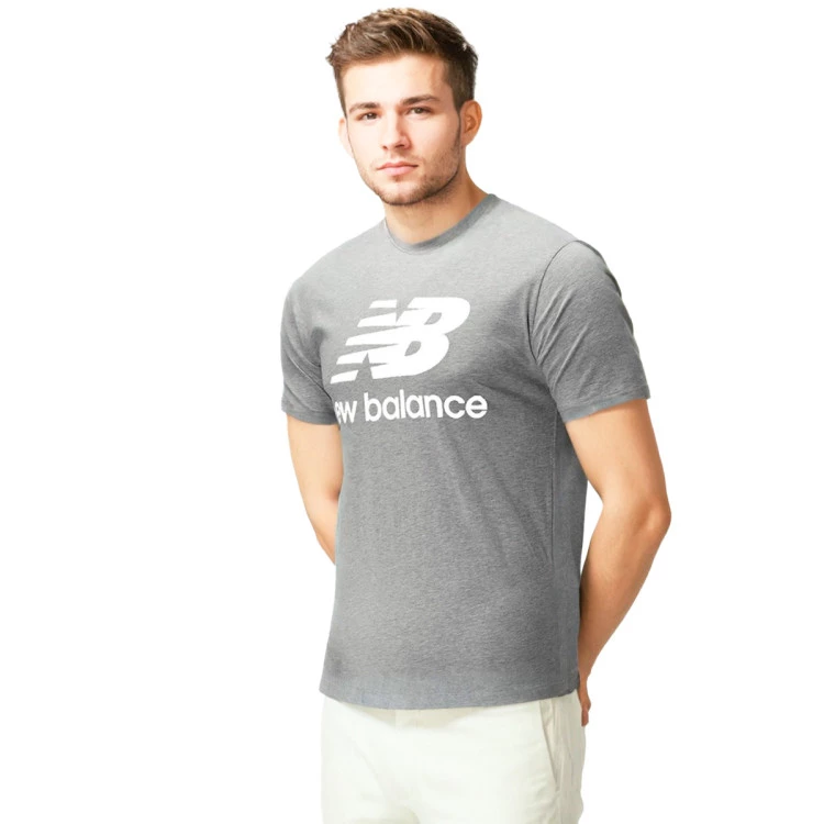 camiseta-new-balance-essentials-stacked-logo-grey-0