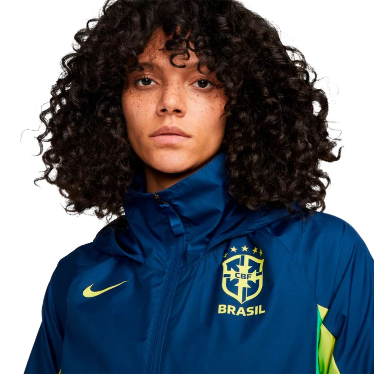 chaqueta-nike-brasil-fanswear-mundial-qatar-2022-mujer-coastal-blue-dynamic-yellow-green-spark-2