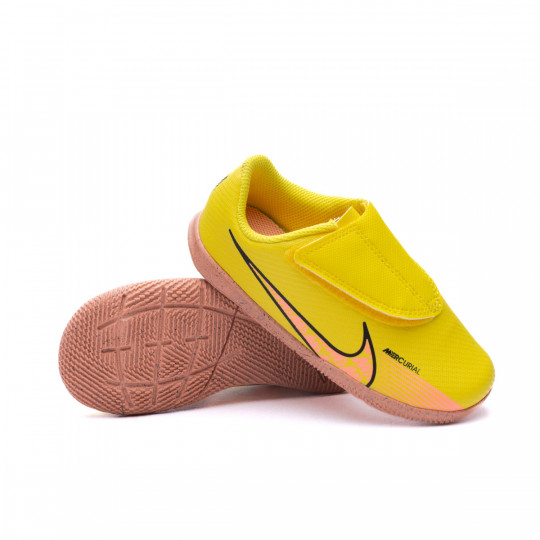 Zapatilla de Fútbol sala Nike Mercurial 15 Club IC Cinta Ahesiva Niño Yellow Strike-Sunset Glow-Black - Fútbol Emotion