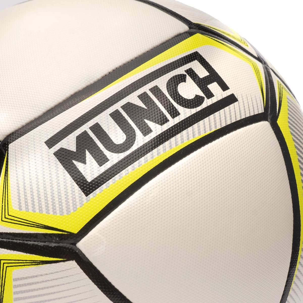 https://www.futbolemotion.com/imagesarticulos/174975/grandes/balon-munich-prisma-football-white-2.webp