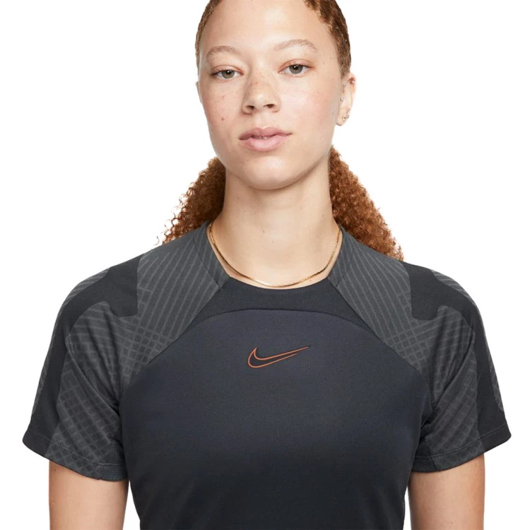 camiseta-nike-dri-fit-strike-mujer-off-noir-dark-smoke-grey-dark-russet-2