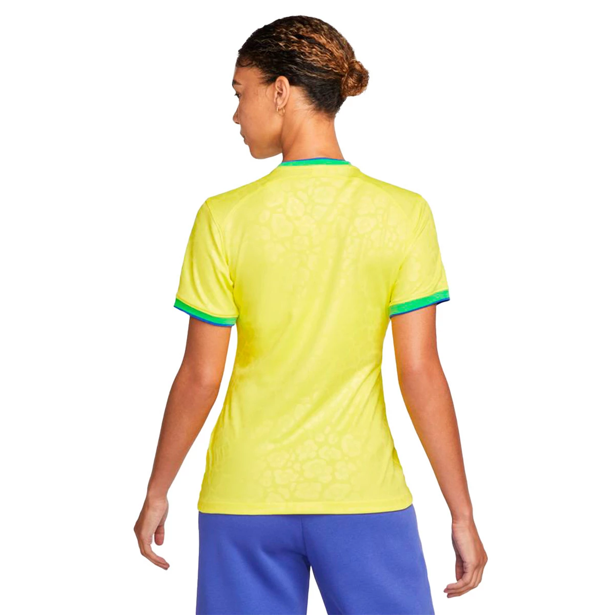 https://www.futbolemotion.com/imagesarticulos/184822/grandes/camiseta-nike-brasil-primera-equipacion-stadium-mundial-qatar-2022-mujer-dynamic-yellow-green-spark-paramount-blue-3.webp