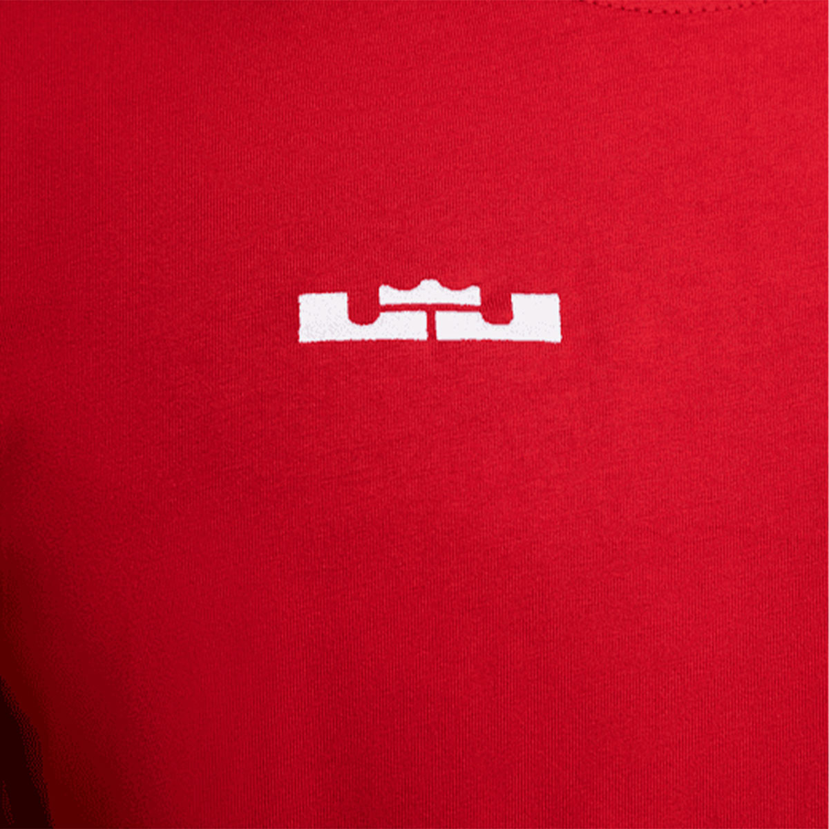 La nueva camiseta del Liverpool tiene el logo de LeBron James