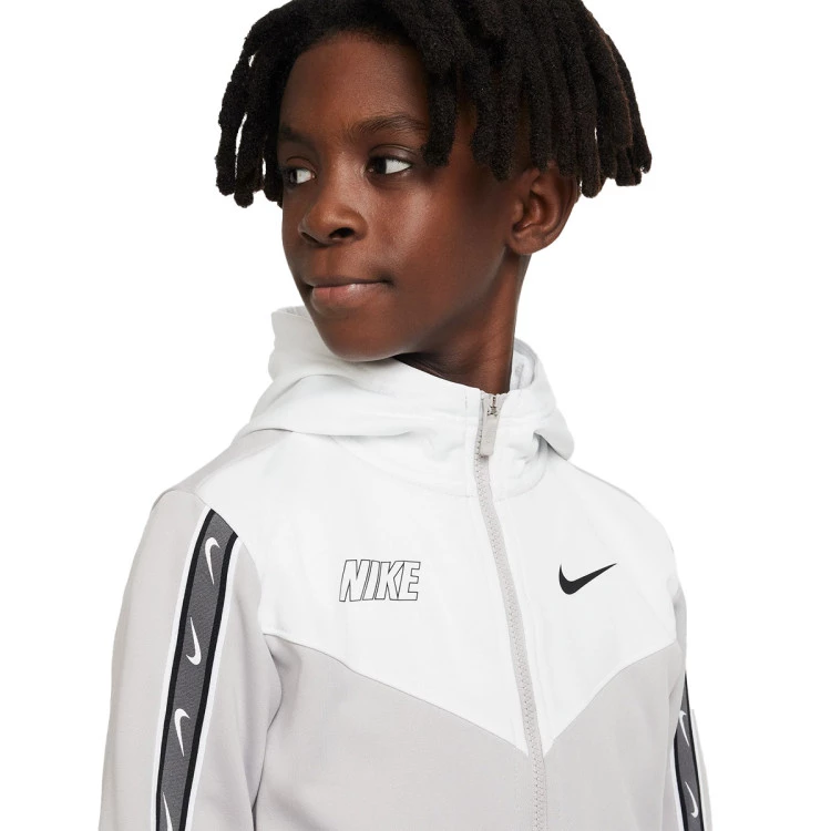 chaqueta-nike-sportswear-repeat-swoosh-polyknit-nino-iron-ore-summit-white-black-2