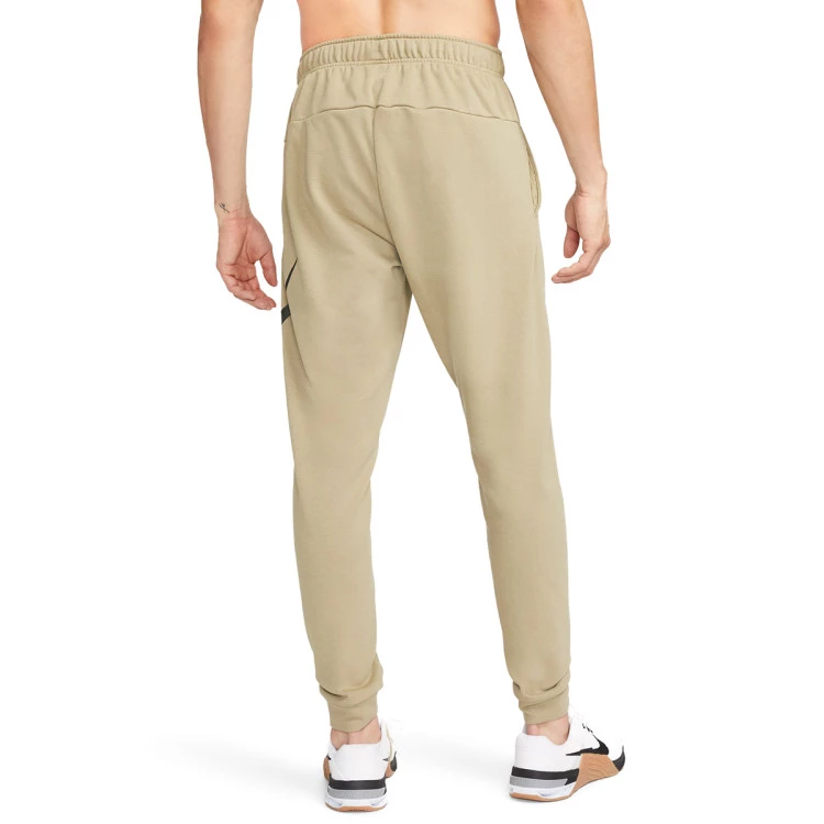 pantalon-largo-nike-dri-fit-tapered-swoosh-neutral-olive-sequoia-1