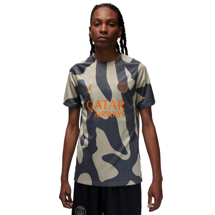 Camiseta Jordan Paris Saint Germain x Jordan Pre Match 2023 2024 Stone Iron Grey Magmaange Futbol Emotion