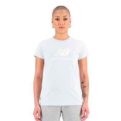 Camiseta Essentials Stacked Logo Mujer