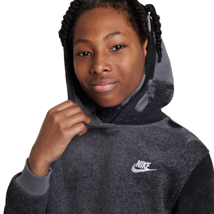 sudadera-nike-clb-fleece-hbr-hd-wash-aop-nino-black-iron-grey-white-2