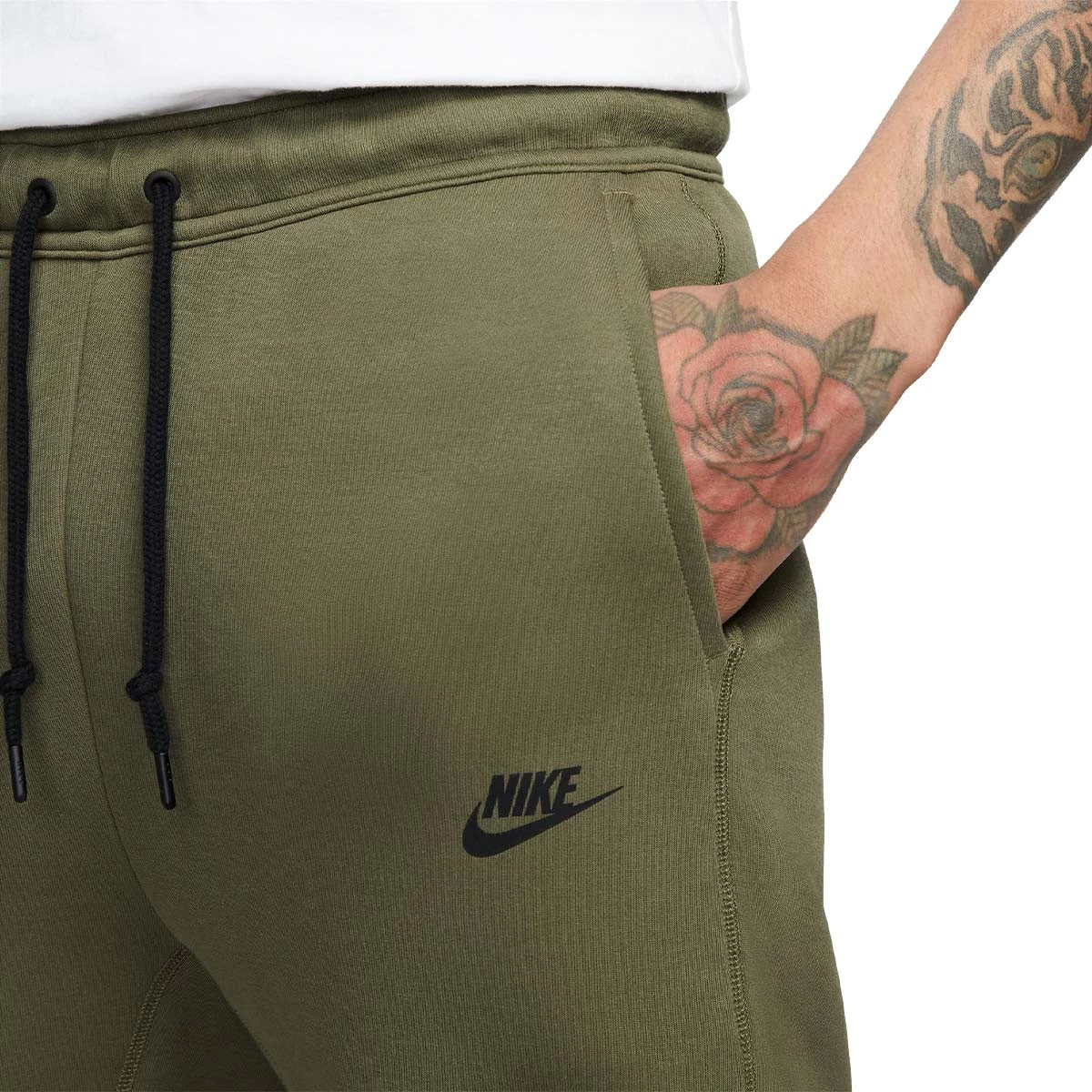 Calças Nike Sportswear Tech Fleece Jogger Medium Olive-Black - Fútbol  Emotion