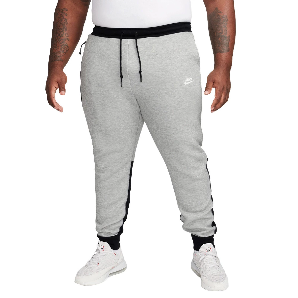 https://www.futbolemotion.com/imagesarticulos/202769/grandes/pantalon-largo-nike-sportswear-tech-fleece-jogger-grey-heather-black-white-0.webp