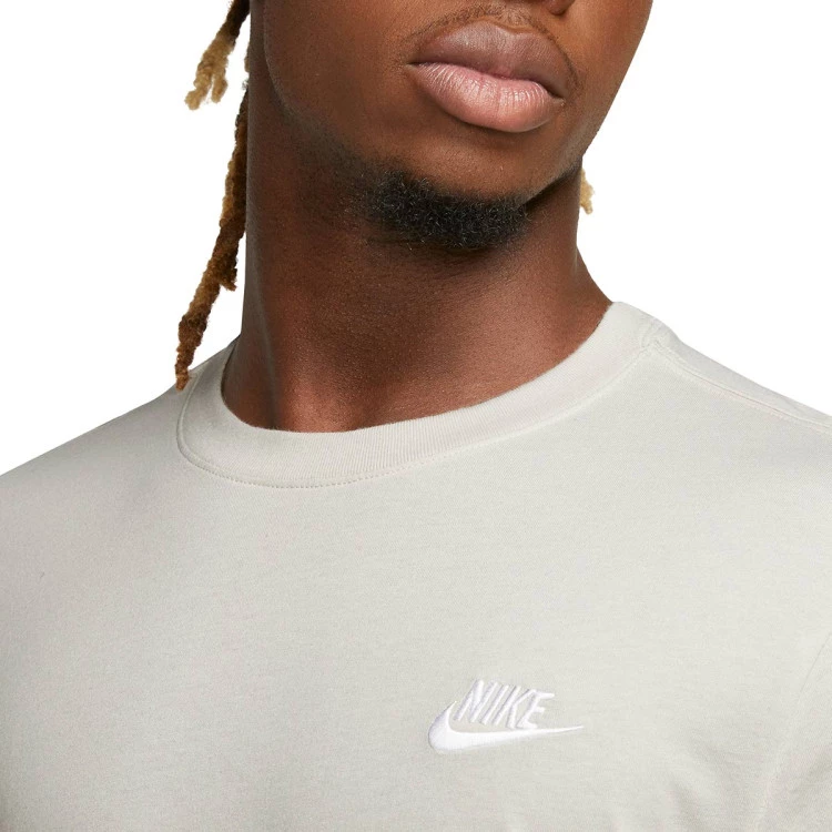 camiseta-nike-sportswear-club-light-bone-3