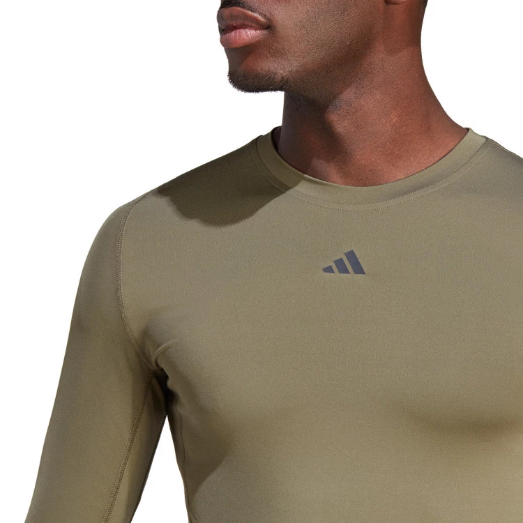 camiseta-adidas-tech-fit-olive-strata-3