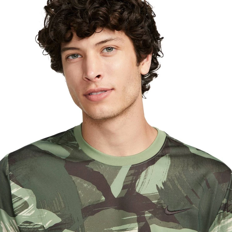 camiseta-nike-dri-fit-legend-camo-oil-green-2