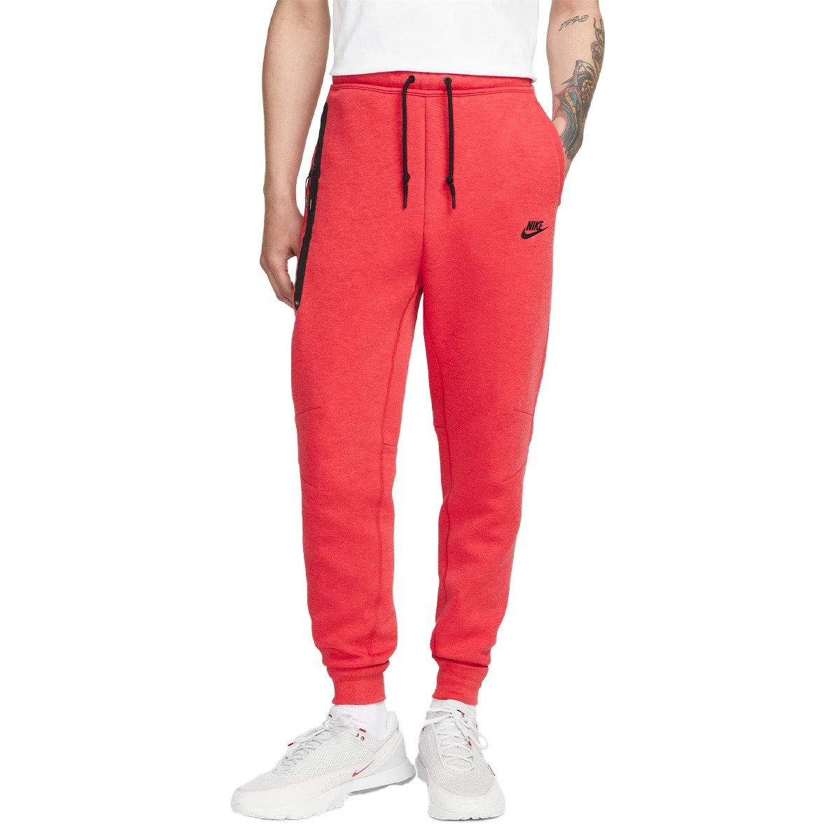 https://www.futbolemotion.com/imagesarticulos/203903/grandes/pantalon-largo-nike-sportswear-tech-fleece-jogger-univ-red-htr-black-0.webp