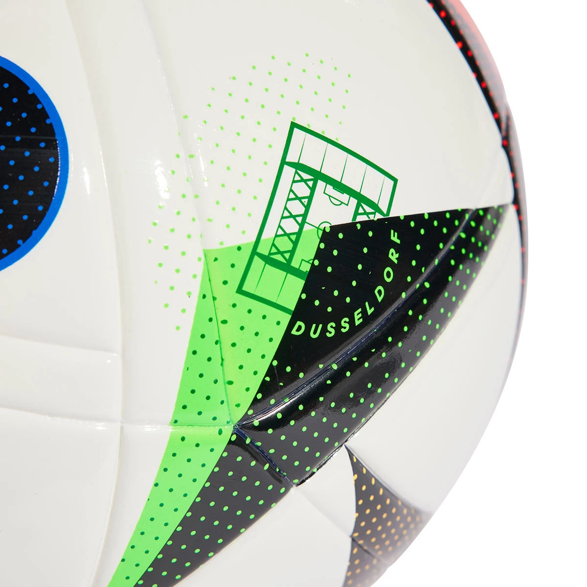 Adidas presenta 'Fussballliebe', el balón oficial para la Eurocopa
