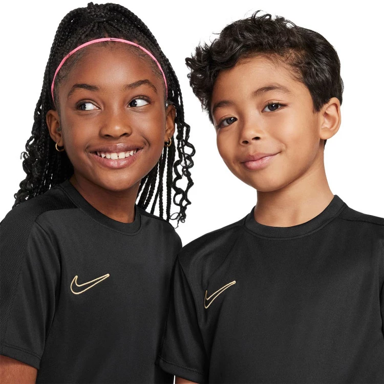 camiseta-nike-dri-fit-academy-23-nino-black-metallic-gold-2