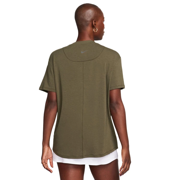 camiseta-nike-one-relaxed-mujer-cargo-khaki-black-1