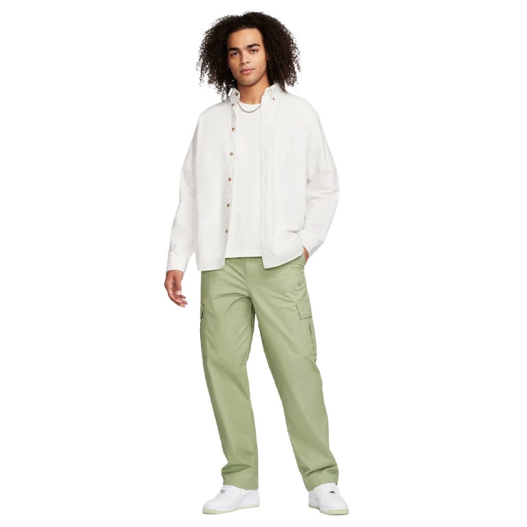 pantalon-largo-nike-club-cargo-sail-sanddrift-2