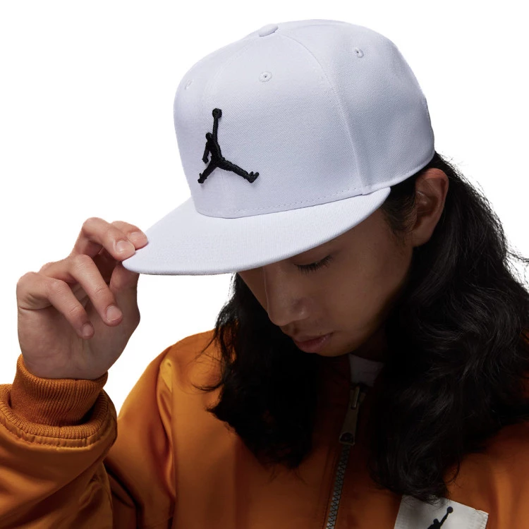 gorra-jordan-pro-jumpman-white-photon-dust-black-4