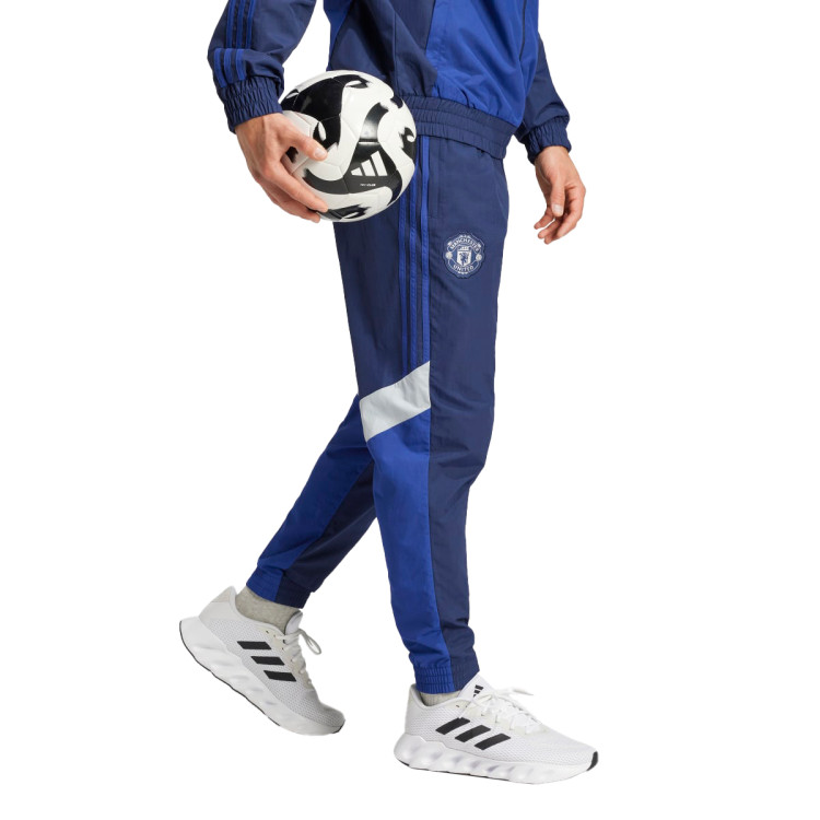 pantalon-largo-adidas-manchester-united-fanswear-2024-2025-night-indigo-victory-blue-2