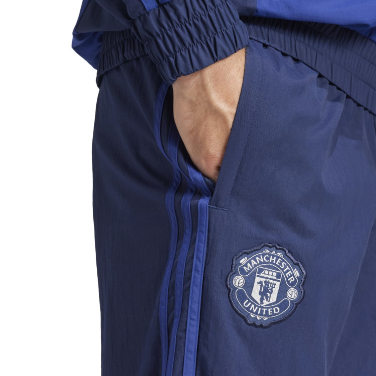 pantalon-largo-adidas-manchester-united-fanswear-2024-2025-night-indigo-victory-blue-3