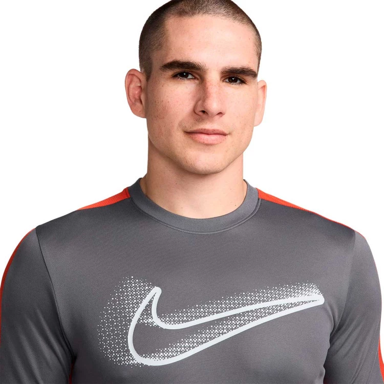 camiseta-nike-academy23-iron-grey-dragon-red-pure-platinum-2