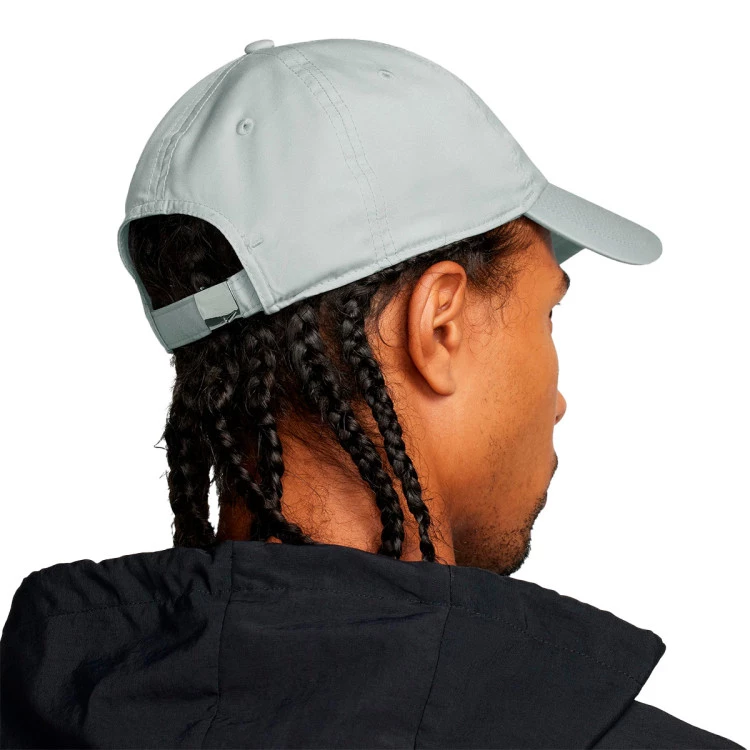 gorra-nike-u-nk-df-club-cap-u-cb-mtswsh-l-lt-smoke-grey-metallic-silver-1