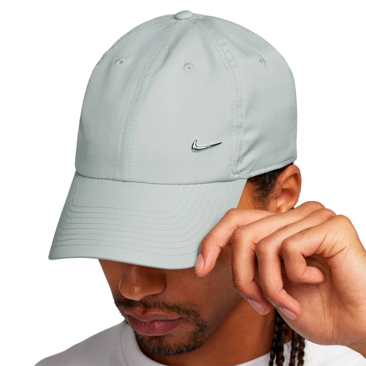 gorra-nike-u-nk-df-club-cap-u-cb-mtswsh-l-lt-smoke-grey-metallic-silver-2