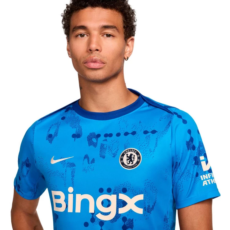 camiseta-nike-chelsea-fc-pre-match-2024-2025-lt-photo-blue-rush-blue-guava-ice-2