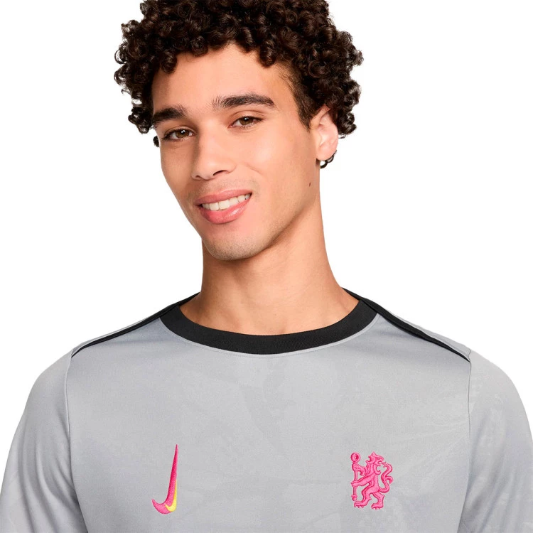 camiseta-nike-chelsea-fc-pre-match-2024-2025-particle-grey-black-opti-yellow-pink-prime-fu-2