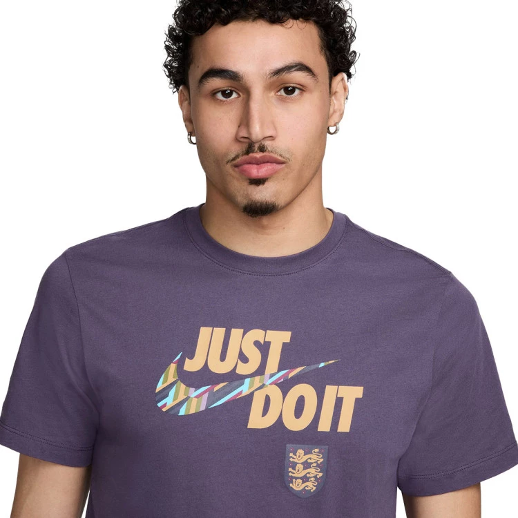 camiseta-nike-inglaterra-fanswear-eurocopa-2024-dark-raisin-2