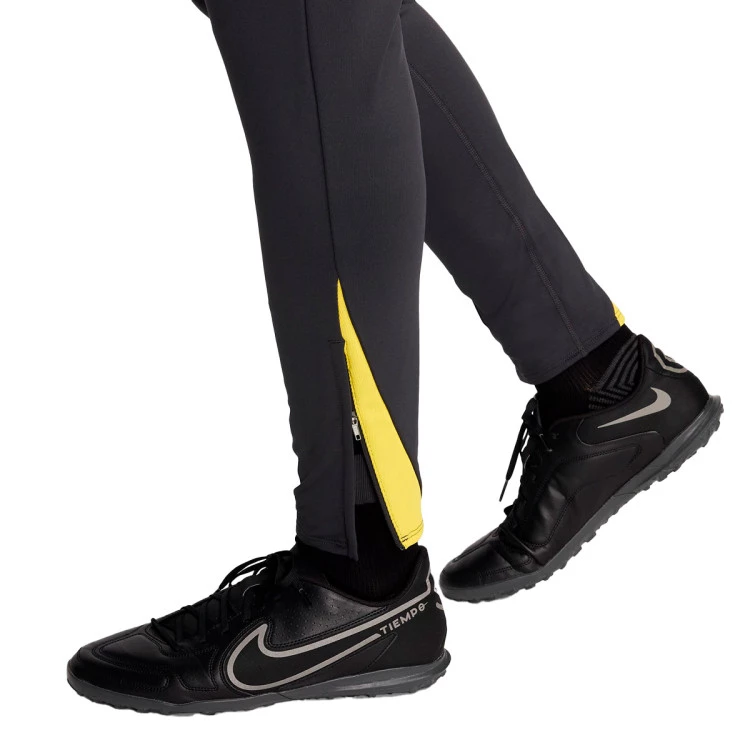 pantalon-largo-nike-liverpool-fc-training-2024-2025-dark-smoke-grey-chrome-yellow-global-red-5