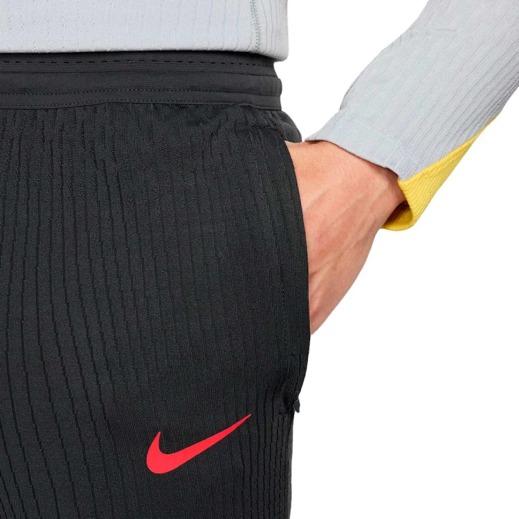 pantalon-largo-nike-liverpool-fc-training-2024-2025-dark-smoke-grey-chrome-yellow-global-red-3