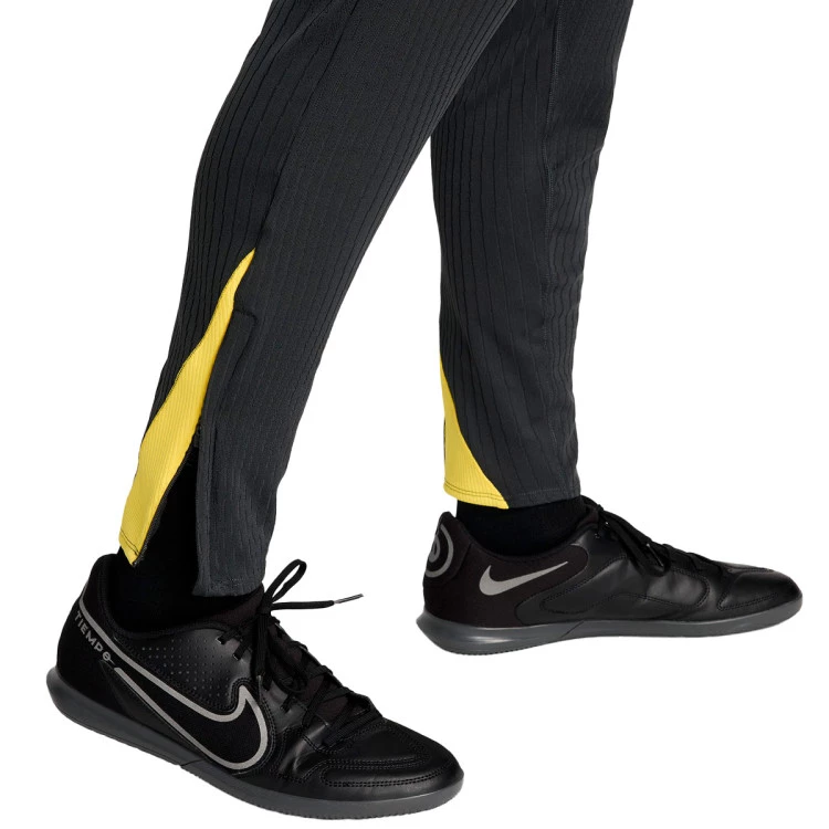 pantalon-largo-nike-liverpool-fc-training-2024-2025-dark-smoke-grey-chrome-yellow-global-red-6