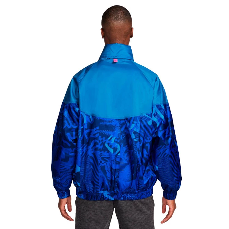 chaqueta-nike-atletico-de-madrid-fanswear-2024-2025-light-photo-blue-hyper-royal-pink-glow-1