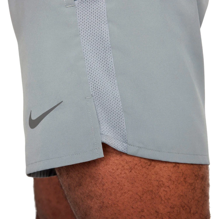 pantalon-corto-nike-dri-fit-challenger-smoke-grey-dk-smoke-grey-black-reflective-sil-4