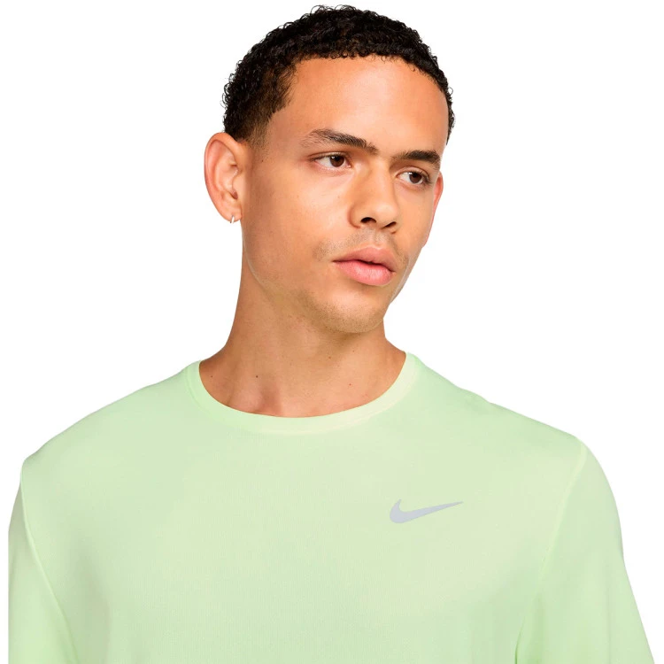 camiseta-nike-dri-fit-miler-barely-volt-reflective-silv-2