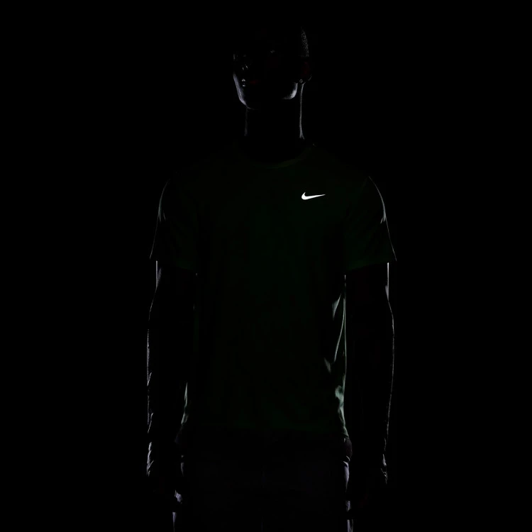 camiseta-nike-dri-fit-miler-barely-volt-reflective-silv-4