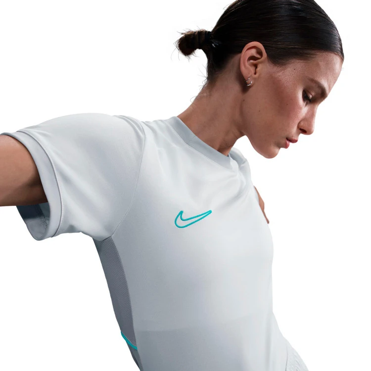 camiseta-nike-academy-25-mujer-photon-dust-lt-smoke-grey-dynamic-turq-3