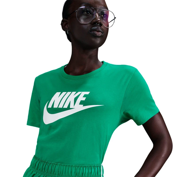 camiseta-nike-sportswear-essentials-mujer-stadium-green-2