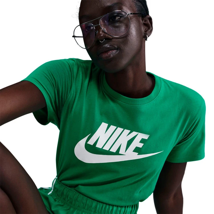 camiseta-nike-sportswear-essentials-mujer-stadium-green-4