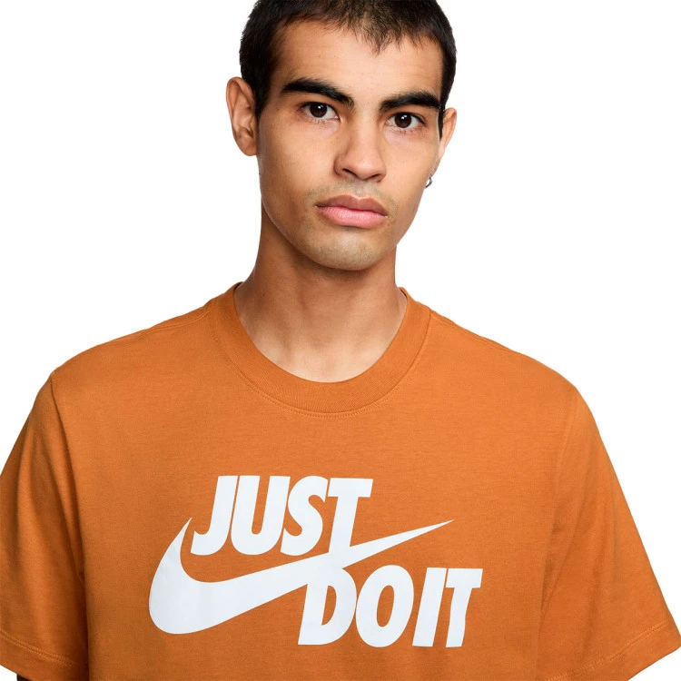 camiseta-nike-sportswear-just-do-it-swoosh-monarch-2