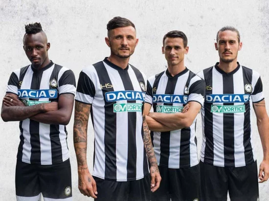 maglia-udinese-2017-toppa-dacia.webp