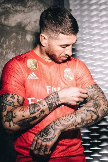 Blog-camiseta-roja-real-madrid-parley-ramos.webp