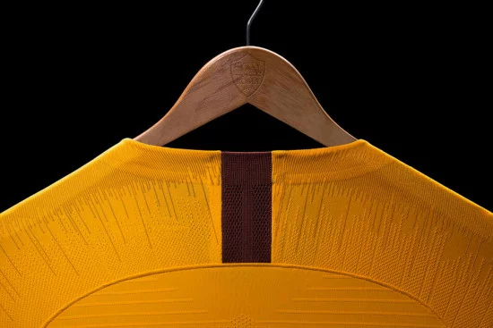 terza-maglia-roma-gialla-2018-2019-retro.webp