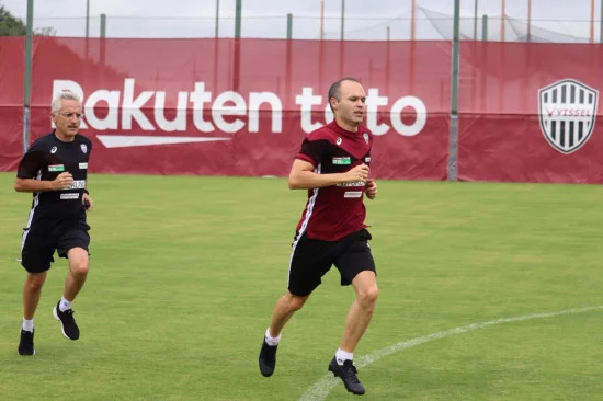 Post-Iniesta-Asics-4.webp