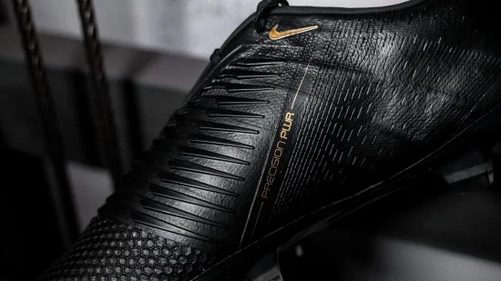 botas_futbol_nike_black_lux_phantom_vnm_detalle.webp