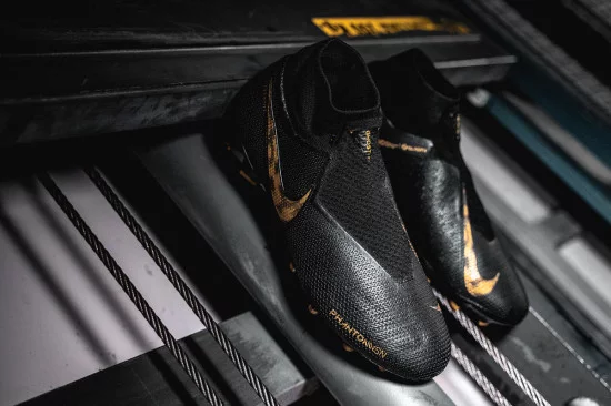 botas_futbol_nike_black_lux_phantom_vsn.webp