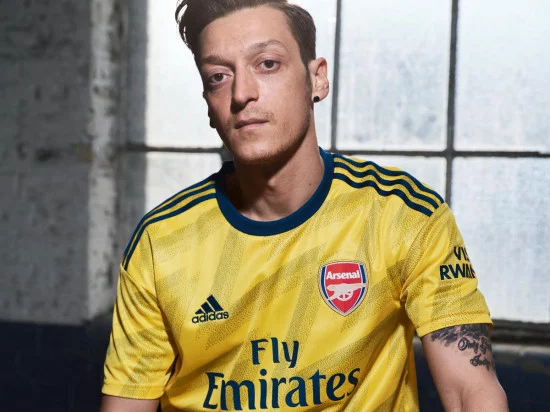 ozil-maglia-away-arsenal-2019-2020.webp